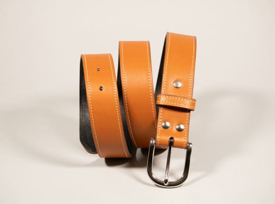 Ceinture ICONIK en cuir camel doublé avec surpiqures beiges et boucle en laiton massif