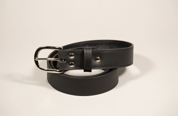 Ceinture ICONIK en cuir noir doublé avec surpiqures beiges et boucle en laiton massif