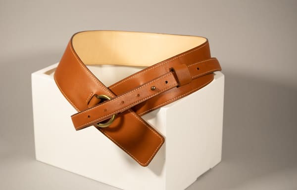 ceinture large en cuir camel collection iconik qui se porte croisée sur les hanches