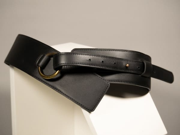 ceinure large en cuir noir à porter croisé sur les hanches fermeture avec anneau metal doré