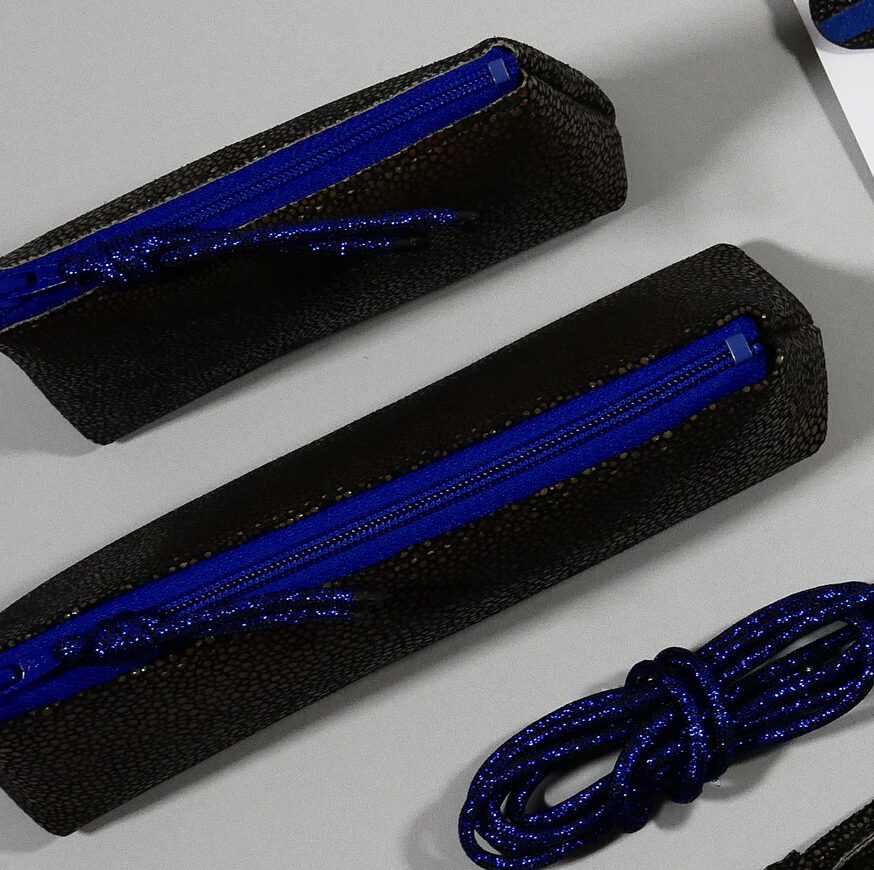 Accessoires Capsule Watermill — famille Berlingot, porte-monnaie taille xs et trousse longue taille s en croûte de cuir noir façon galuchat et zip contrasté bleu roi