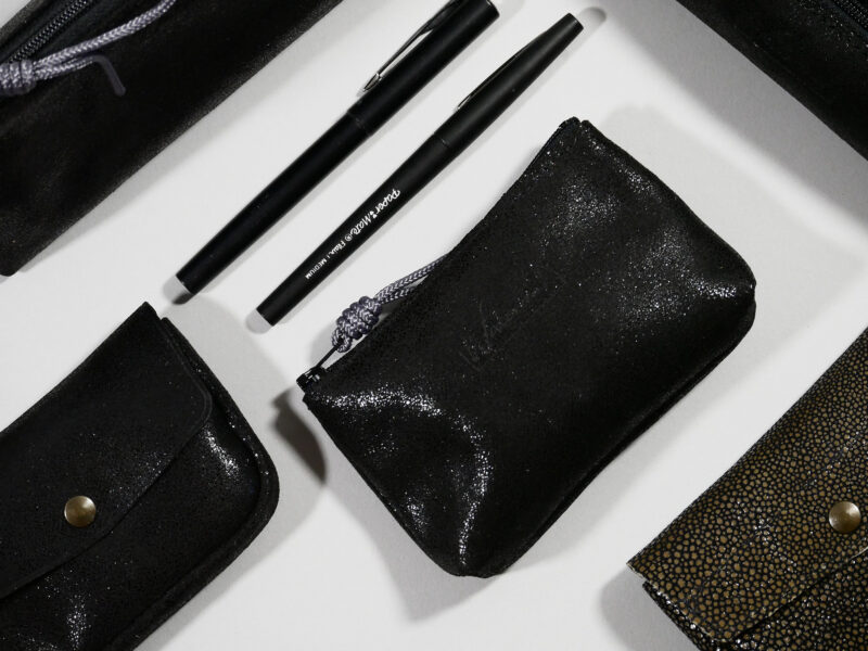 Accessoires Capsule Watermill — famille Berlingot: détail berlingot taille xs en croûte de cuir noir pailleté