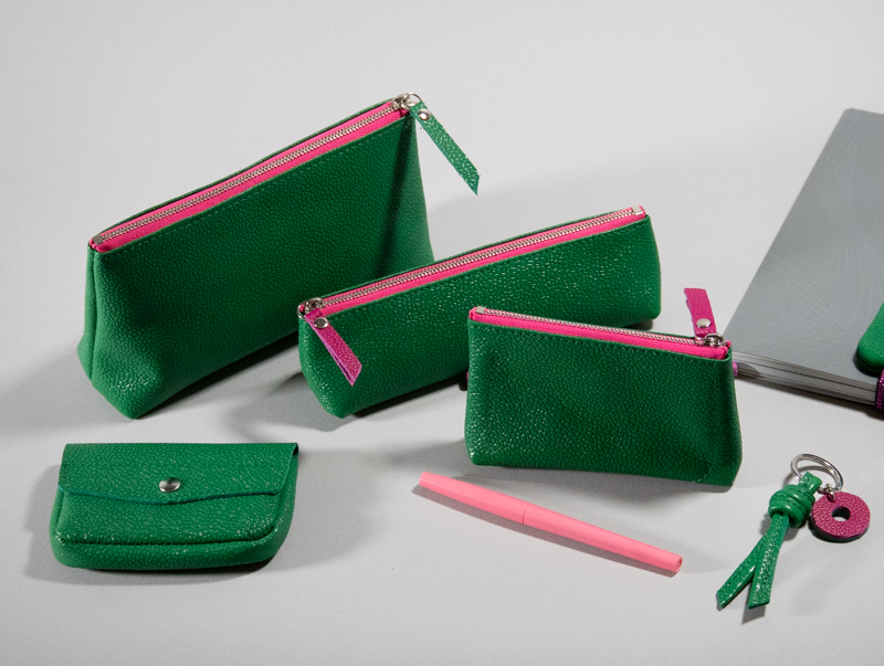 collection capsule accessoires maroquinerie en cuir de couleur vert émeraude avec zip contrasté rose fuchsia: berlingots xs, s et m et clutch coordonnés