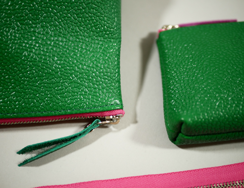 détails cuir et conception du fond des berlingots collection capsule vert émeraude et zip contrasté rose fuchsia
