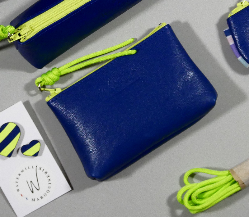 porte-monnaie berlingot taille xs, cuir bleu roi zip contrasté fluo jaune présenté avec accessoires coordonnés