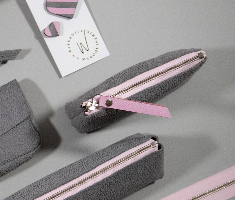 porte-monnaie berlingot taille xs, en croûte de cuir gris clair grainé zip contrasté rose pastel présenté avec accessoires coordonnés, collection capsule