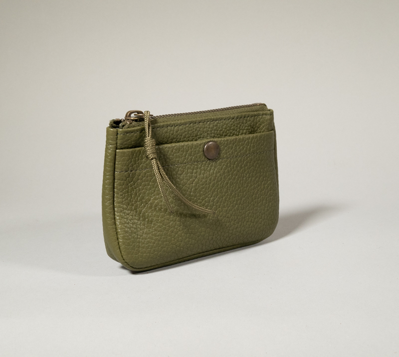 porte monnaie en cuir kaki grainé, zippé et compartiment cartes à l'avant fermé par pression métallique, volume donné par un soufflet