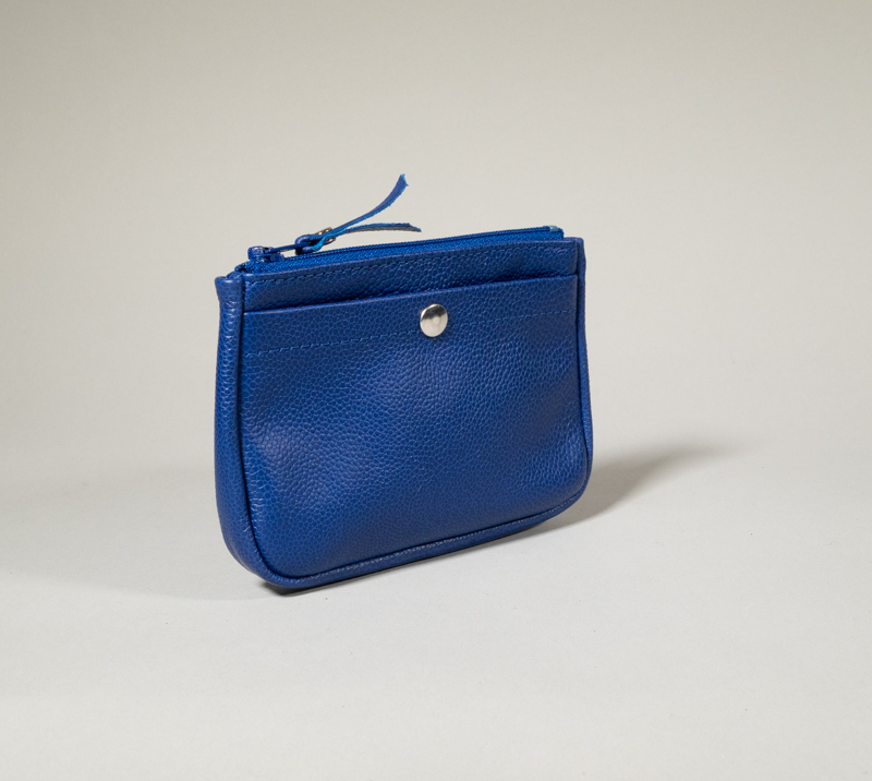 porte monnaie en cuir bleu roi grainé, zippé et compartiment cartes à l'avant fermé par pression métallique, volume donné par un soufflet