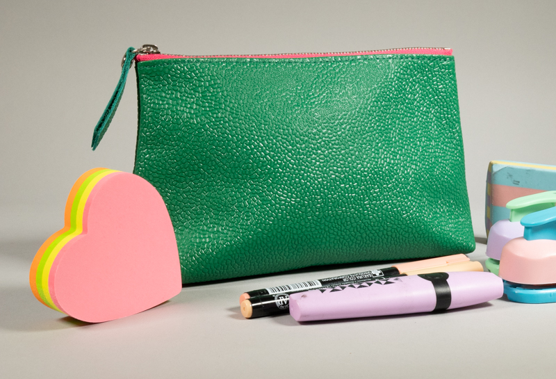 grande trousse berlingot taille M, en cuir vert émeraude grainé zip contrasté rose fuchsia présenté avec accessoires coordonnés, collection capsule