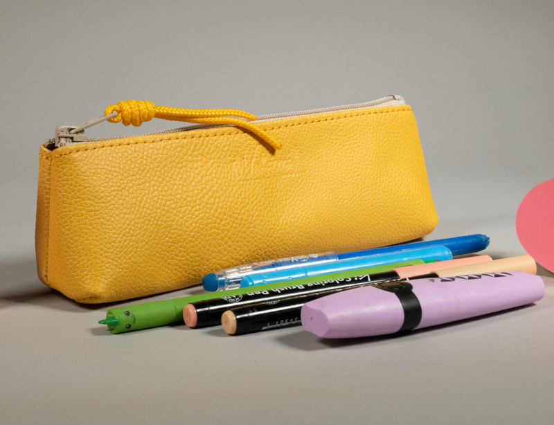 trousse longue berlingot s en cuir jaune pâle grainé présentée avec des feutres pastels