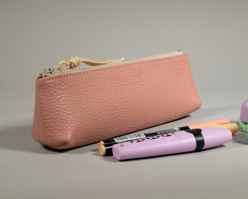 trousse longue berlingot s en cuir rose poudré grainé présentée avec des feutres pastels