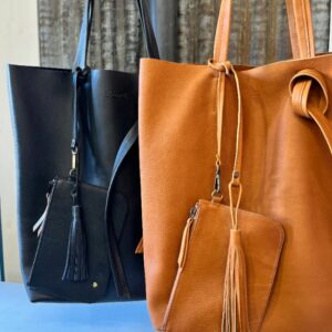 Tote bag Watermill en cuir souple camel avec pochette intérieure amovible et pompon en cuir, également disponible en noir.