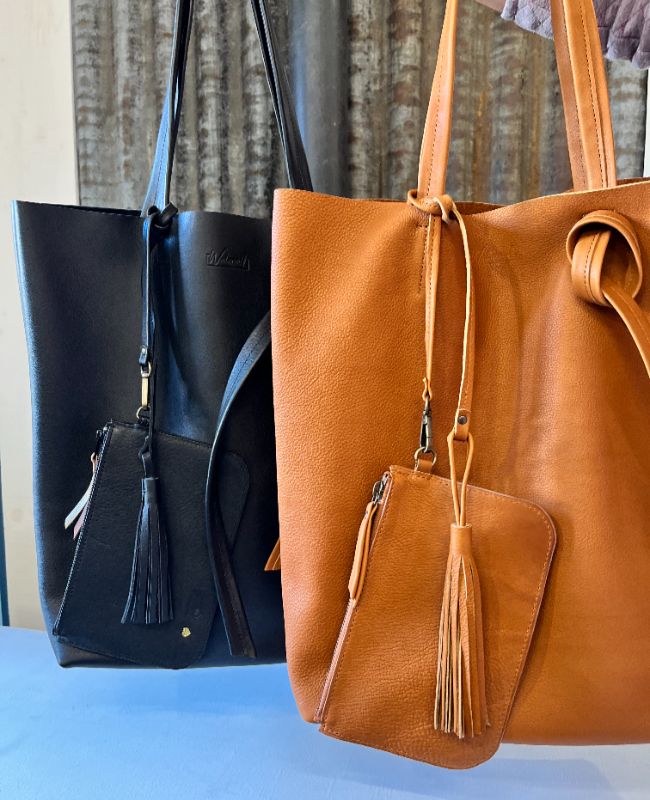 Tote bag Watermill en cuir souple camel avec pochette intérieure amovible et pompon en cuir, également disponible en noir.