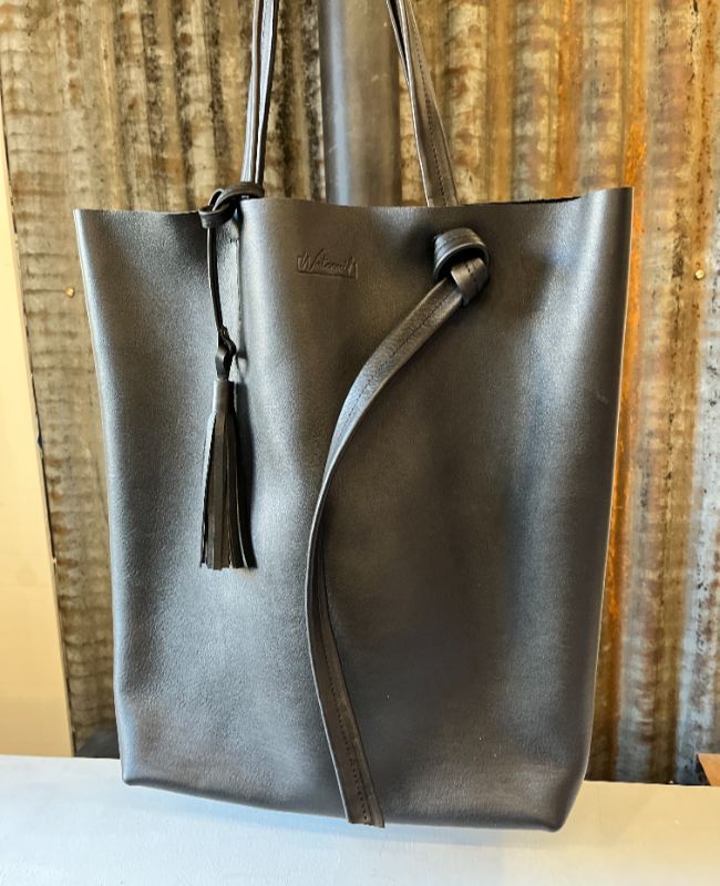 Tote bag Watermill en cuir souple noir avec pochette intérieure amovible et pompon en cuir