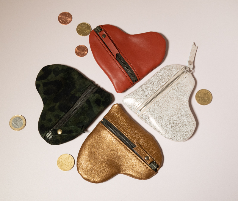 Porte-monnaie cœur en cuir avec fermeture zippée, décliné en plusieurs coloris et finitions.