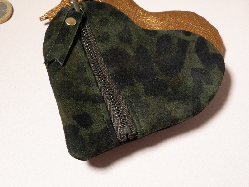 Porte-monnaie cœur en cuir avec fermeture zippée, décliné cuir façon léopard vert et noir