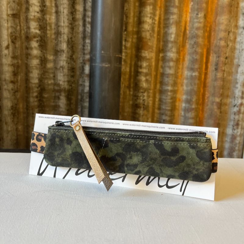 trousse élastique en cuir façon léopard vert et noir avec compartiment avant pour accès rapide , élastique léopard