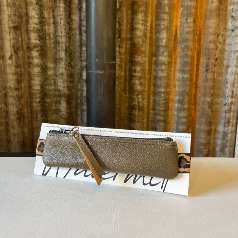 trousse élastique en cuir kaki-bronze avec compartiment avant noir écailles pour accès rapide , élastique léopard