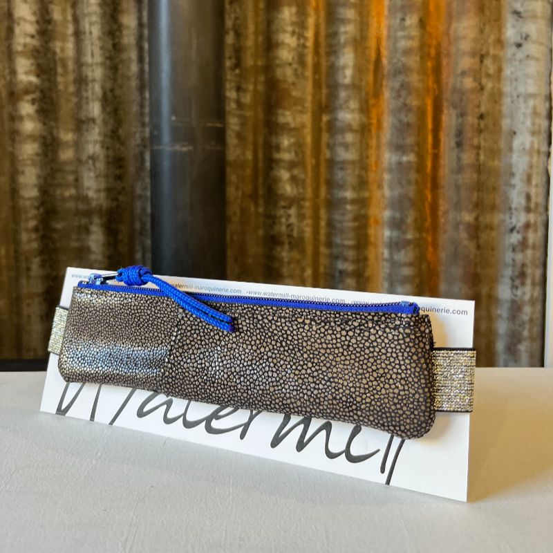 trousse élastique en cuir noir façon galuchat avec compartiment avant pour accès rapide , élastique noir et doré
